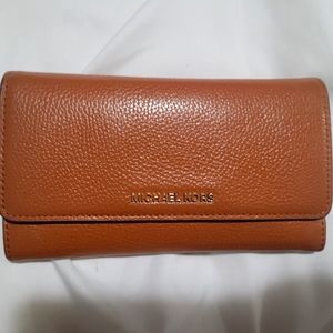 Michael Kors Pebbled Wallet (like brand new)